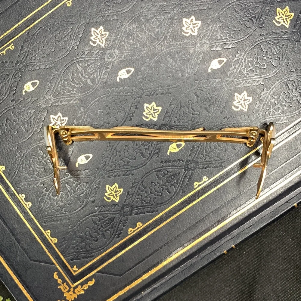 Vintage gold tone metal SLICK tie clip with Mother of Pearl daggers / knives - Picture 13 of 13